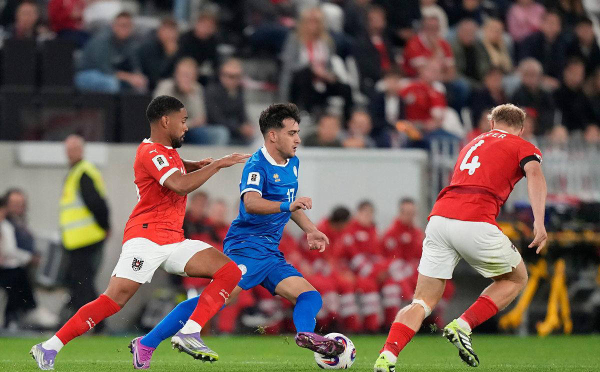 手的防线, 在前, 路球员