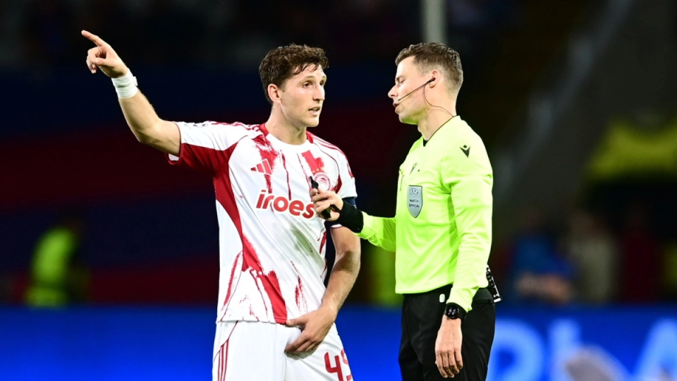 我们都不满, 样一支强队, 张红牌