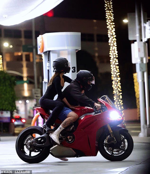 托时的穿着, img